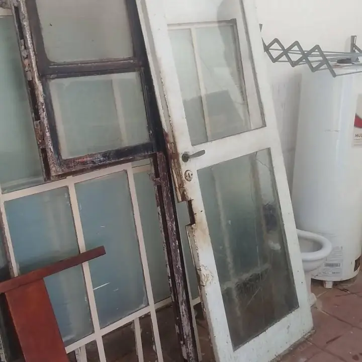 Puerta de chapa con ventana y marco