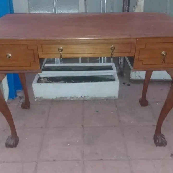 Escritorio chipendalle de madera
