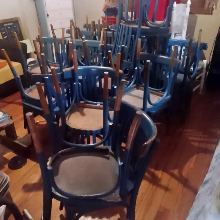 32 Sillas thonet buen estado azules
