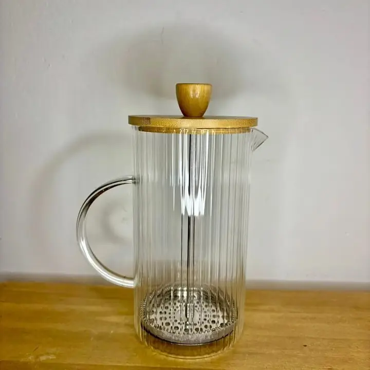 Cafetera de vidrio labrado con tapa de bambu y clasica de 1Lt