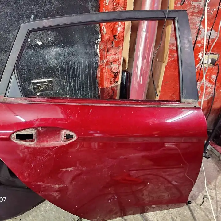 Puerta trasera derecha de Ford fiesta kinetic También tengo la delantera derecha