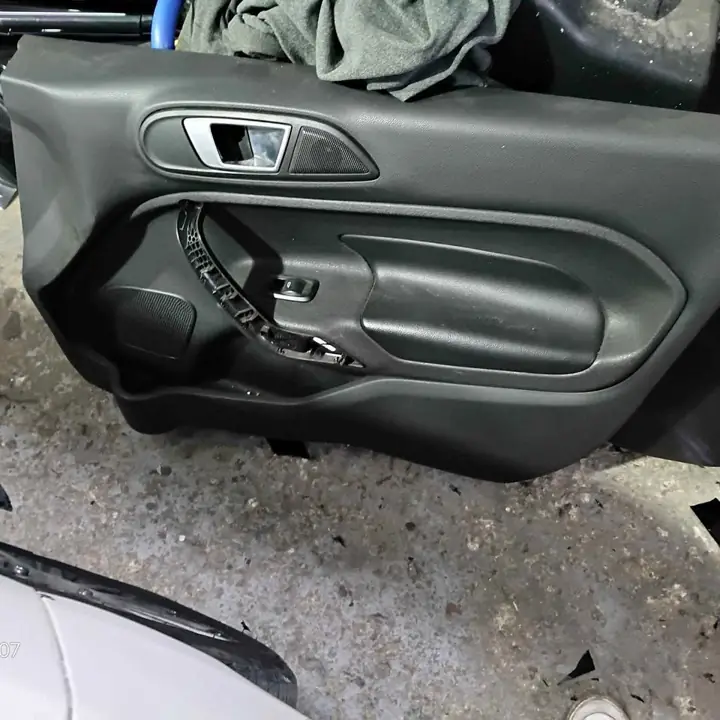 Panel de Ford fiesta nuevo kinetic trasero decho (tambien tengo el delantero)