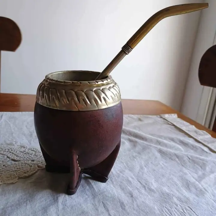 Vendo mate de cuero y alpaca todo artesanal con su bombilla cincelada bañada en oro
