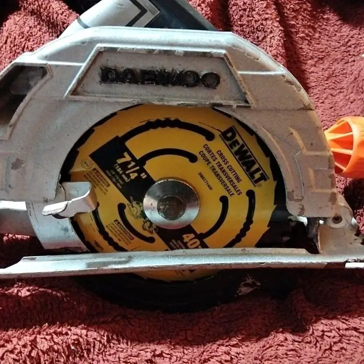 Sierra circular Daewoo con disco