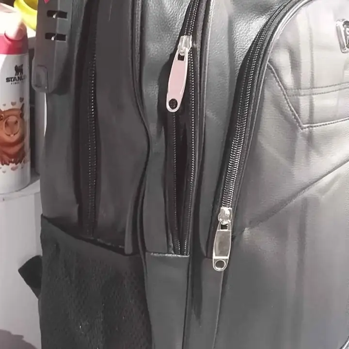 Mochila cuerina con USB y candado