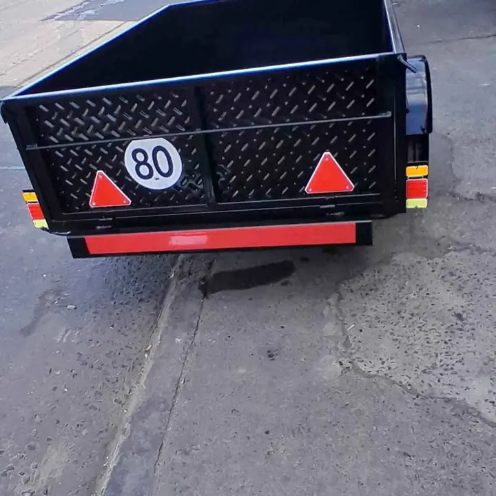 Vendo trailer 1.50 de largo más lanza 1.20 x 1 25 de ancho interior Altura 50 con puerta atrás reba