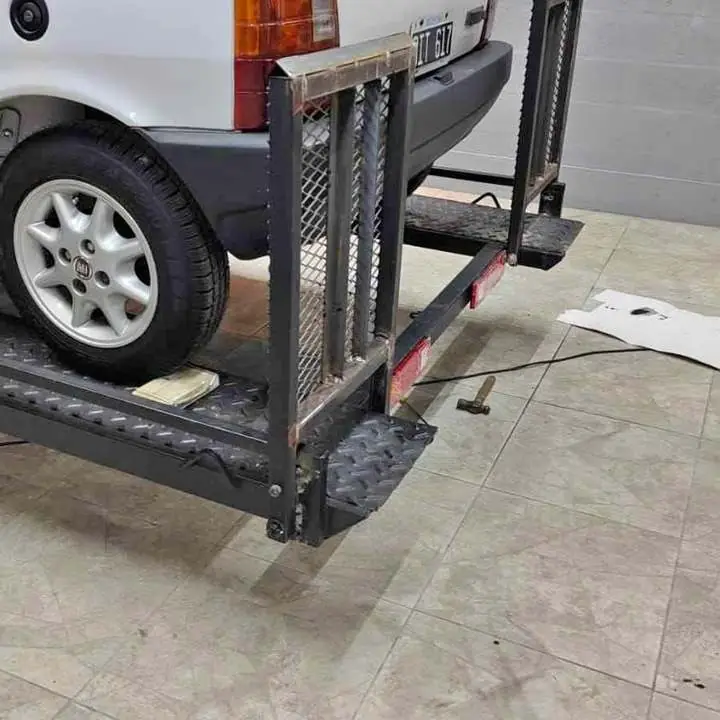 Vendo trailer 1.50 de largo más lanza 1.20 x 1 25 de ancho interior Altura 50 con puerta atrás reba