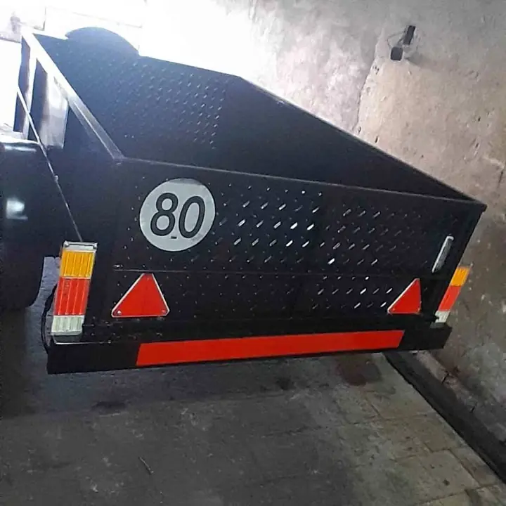 Vendo trailer 1.50 de largo más lanza 1.20 x 1 25 de ancho interior Altura 50 con puerta atrás reba