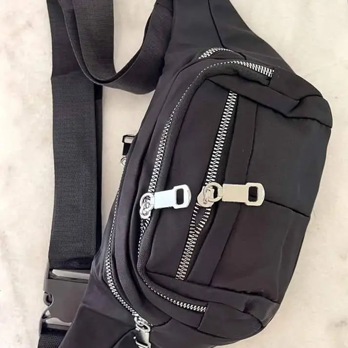 Hermosas Riñoneras impermeables 2400 Tengo más variedad chicas