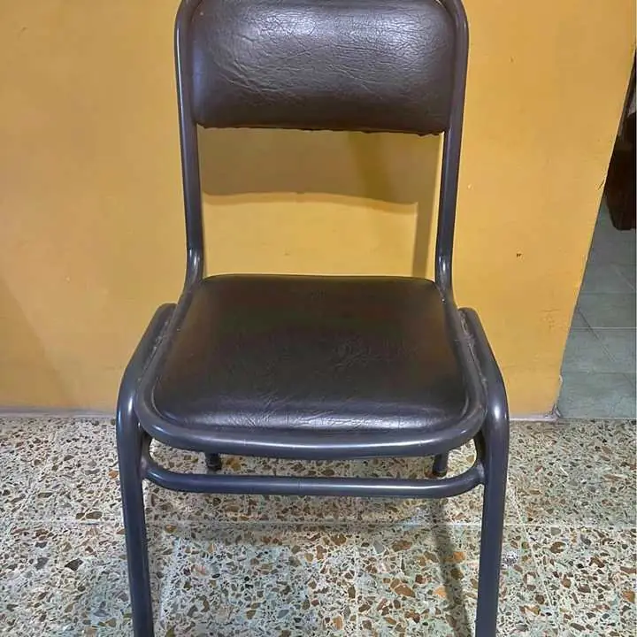 Silla de caño reforzado en excelente condiciones tapizado de cuero $40.000