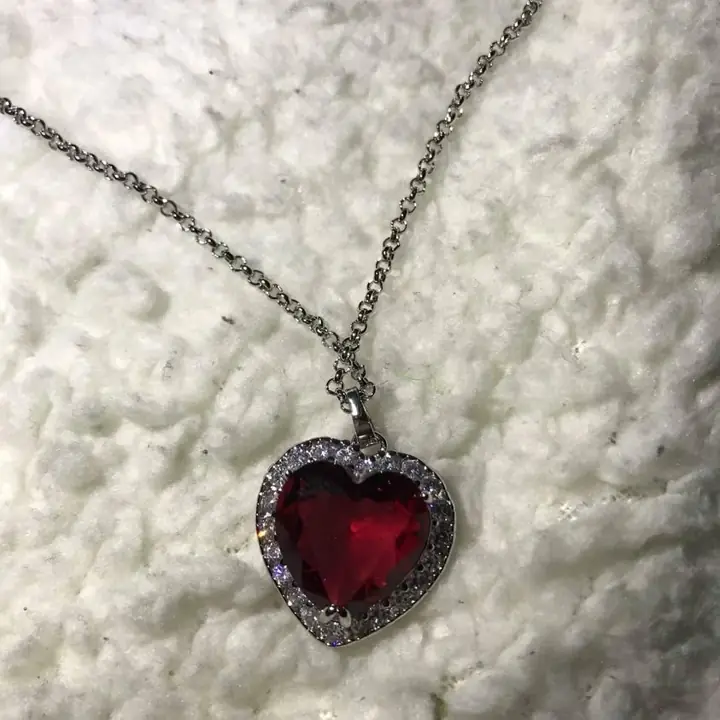 Collar acero quirúrgico corazon