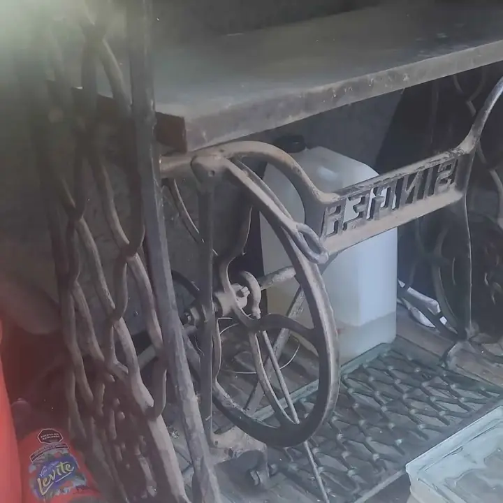 Pie de máquina singer con madera se encuentra en buen estado