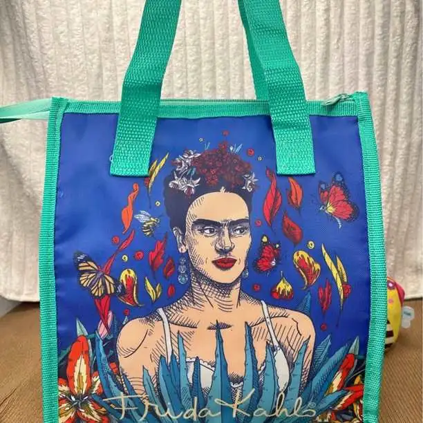 Lunchera térmica Frida Kahlo 22cm de ancho x 24cm de alto x 12cm de profundidad