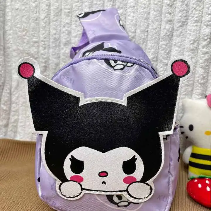 Riñonera cruzada infantil Kuromi 13cm de ancho x 16.5cm de alto x 7cm de prof
