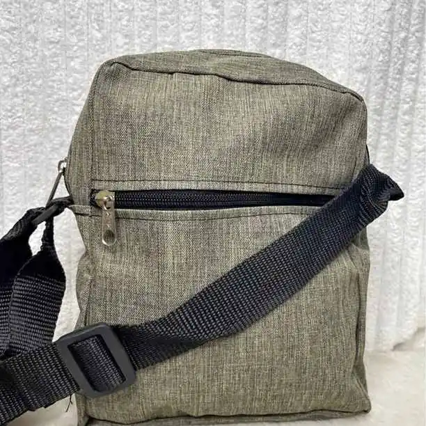 Morral unisex 19cm de alto x 16cm de anchos x 5cm de profundidad