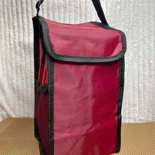 Lunchera térmica con porta botella y correa regulable 24cm de alto x 15cm de ancho x 13cm de prof