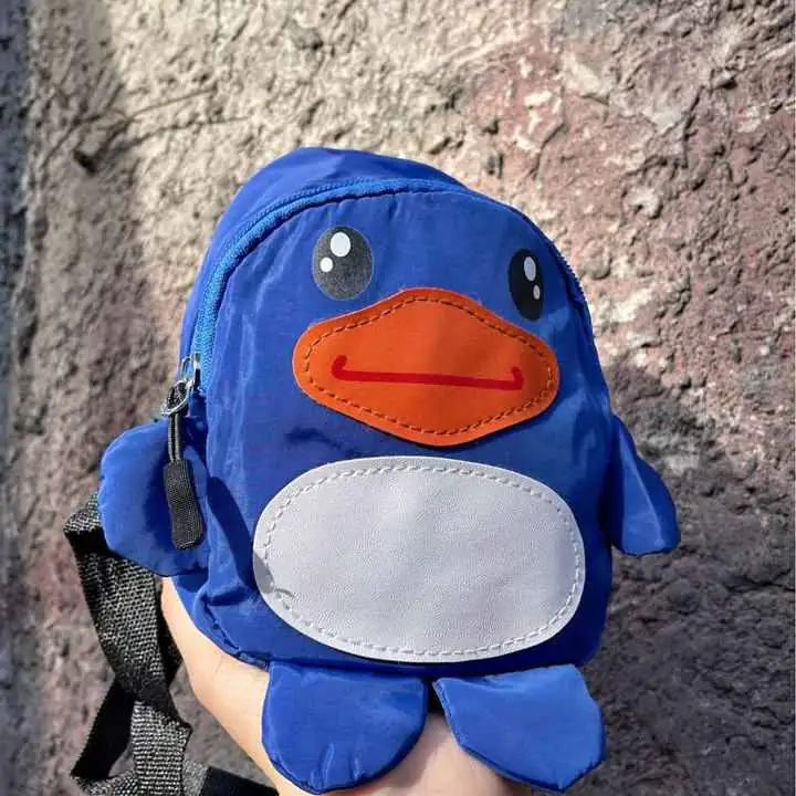 Riñonera cruzada infantil pingüino con cierre y correa regulable