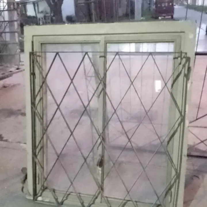 Ventana con reja sana excelente estado