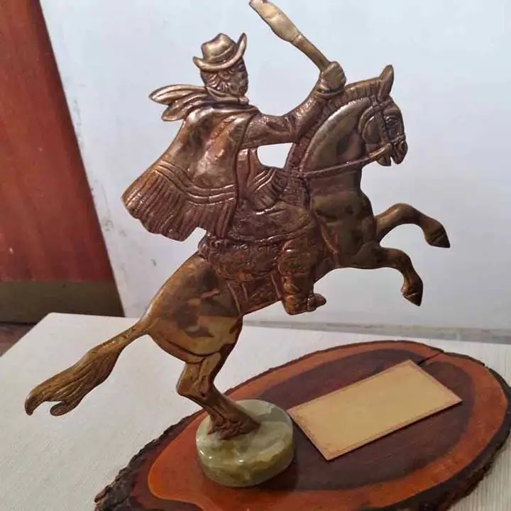 Figura de bronce (gaucho argentino) en una base de mármol y tronco laquedo 30 CM aprox