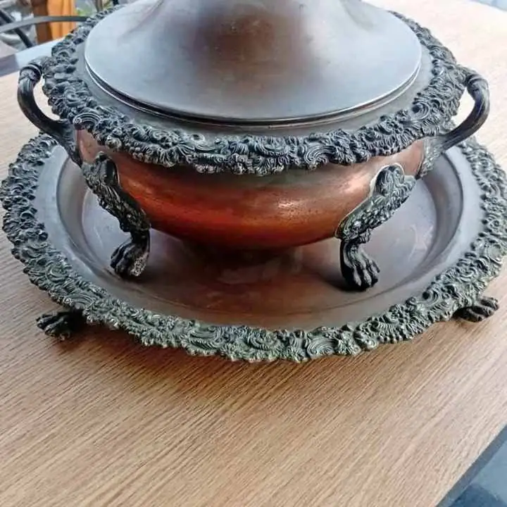 Sopera antigua de cobre bañado en plata impecable estádo con su fuente 45 CM diámetros aprox