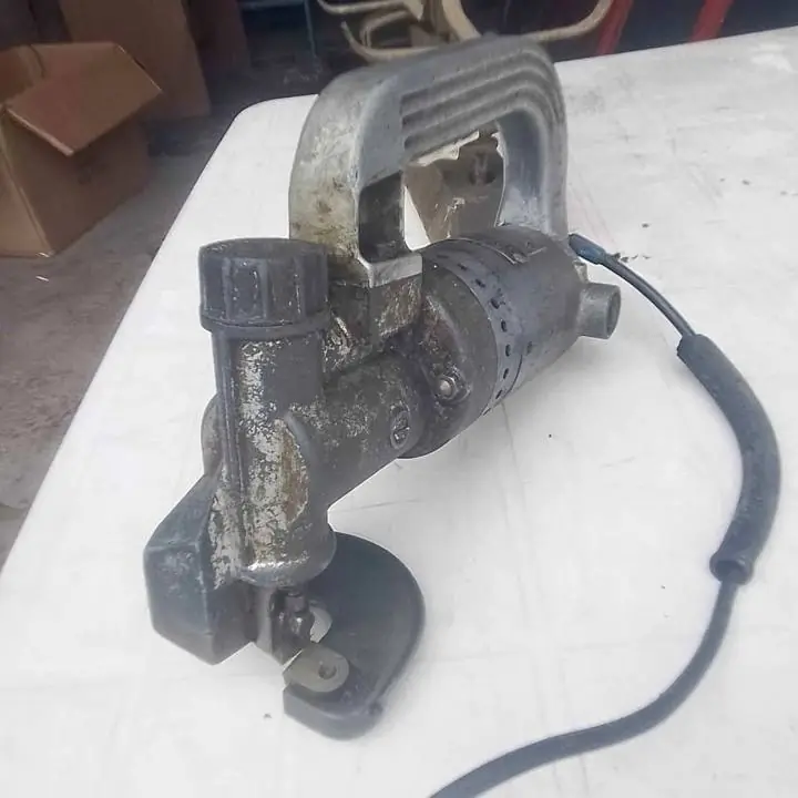 Cierra rotativa para corte de chapa funcionando perfectamente