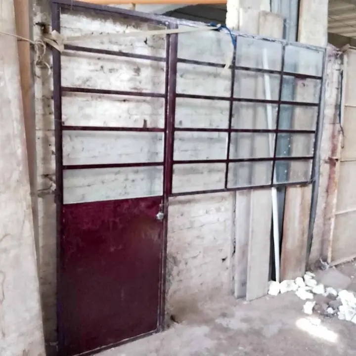 Puerta de chapa gruesa con mampara lateral Faltante de 3 vidrios