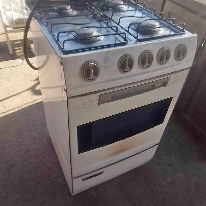 Cosina funcionando perfectamente a gas envasado con regulador incluido