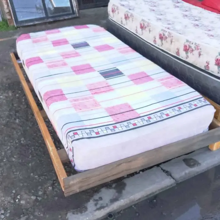 Cama plaza y media con colchón goma espuma Excelente estado todo