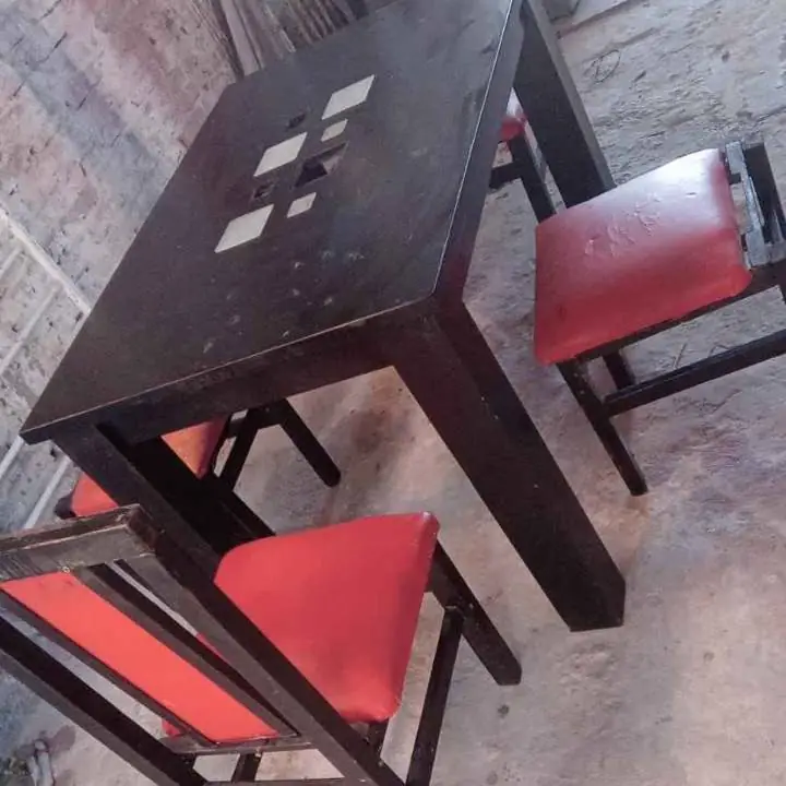 Mesa firme más 2 sillas y 2 banquetas