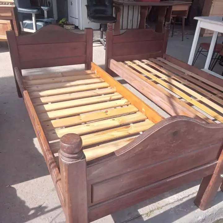 Camas de algarrobo una plaza excelente estado valor cada uno 150 las dos