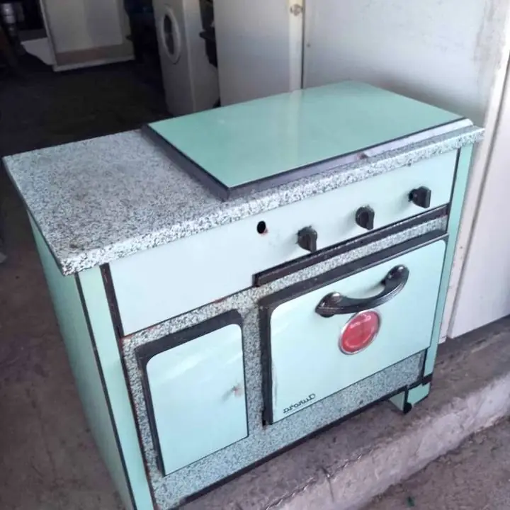 Cosina aurora enlosada funcionando perfectamente a gas envasado muy bien cuidada .ideal quincho