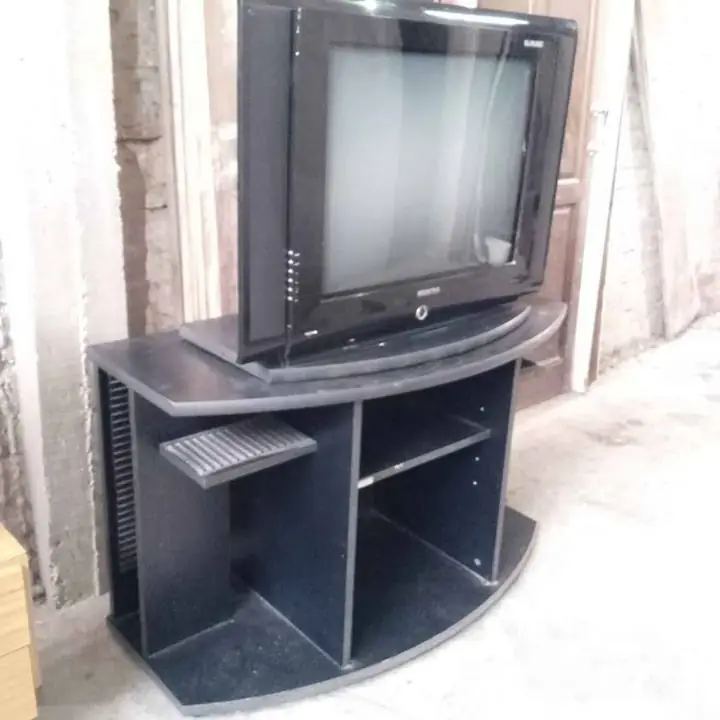 TV 29 pulgadas pantalla slim funcionando perfectamente más mesa de audio tapa giratoria todo en exce