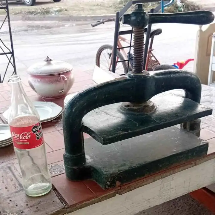 Prensa manual de fundición antigua Medidas de plancha 45 x 25 impecable estado