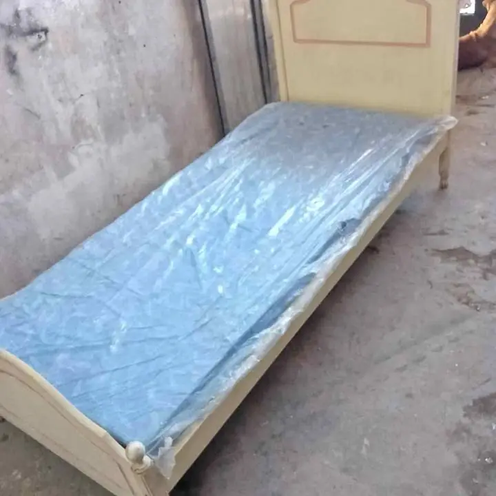 Cama laqueada más colchón nuevo goma espuma