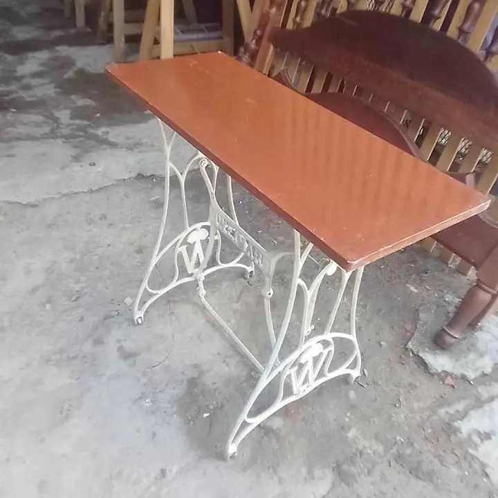 Mesa de maquina antigua con tapa de madera