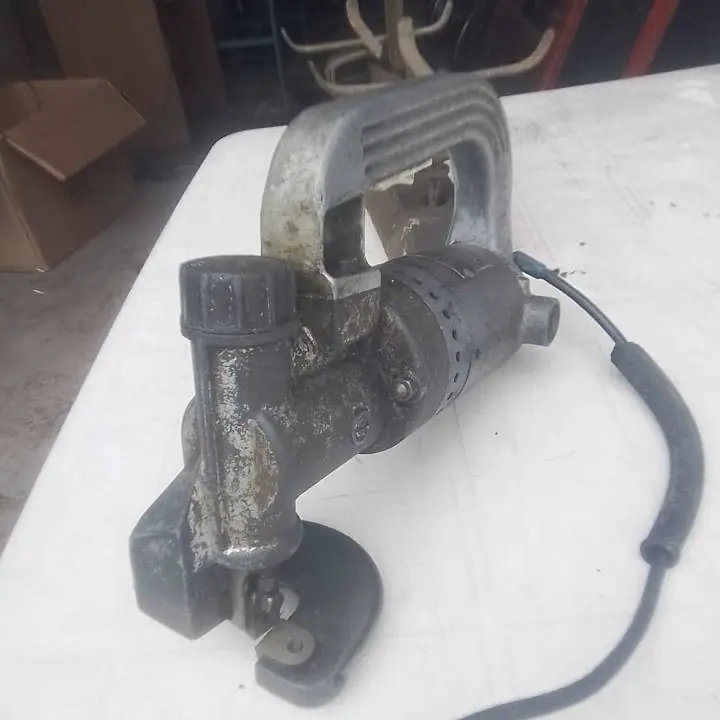 Cizalla rotativa para corte de chapa funcionando perfectamente