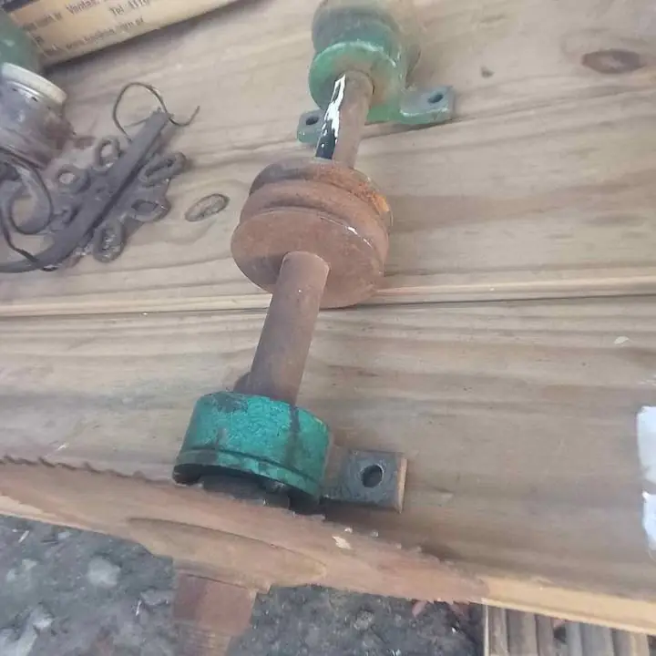 Lote de herramientas.3 martillos 3llaves 2 prensas destornillador y muñeco con base.pinsas
