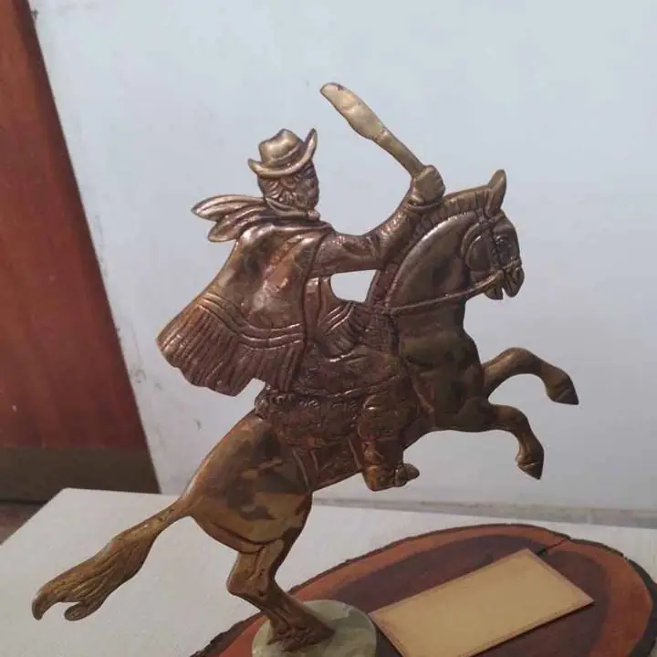 Figura de bronce ( gaucho argentino) en base de madera laqueada