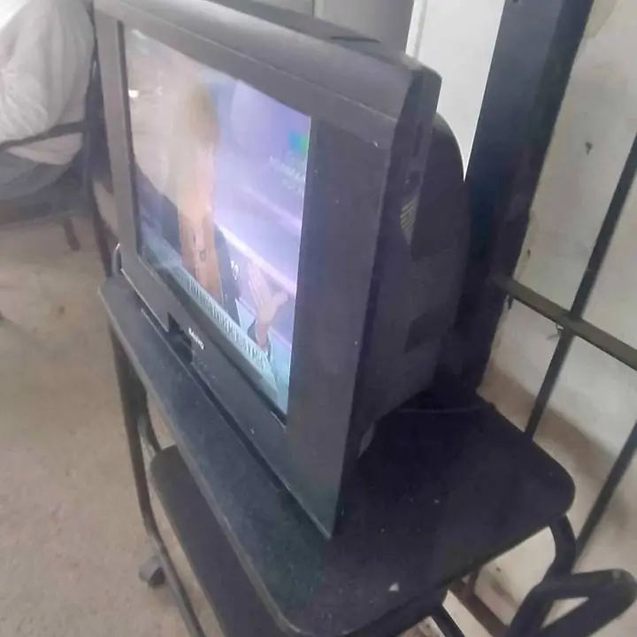 TV 21 pulgadas pantalla slim funcionando perfectamente Sanyo
