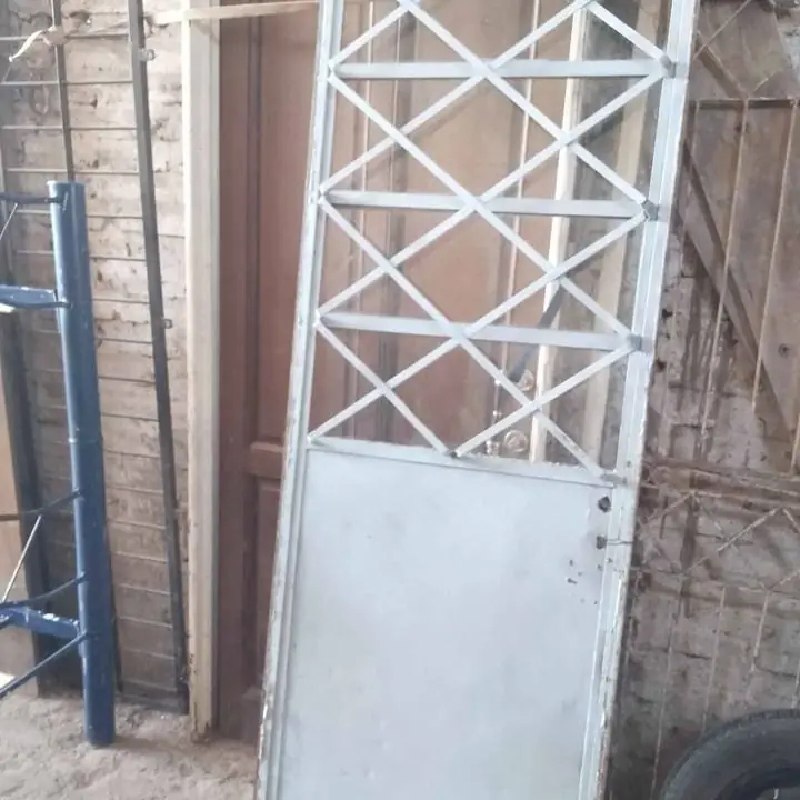 Puerta de chapa buen estado gruesa 70 x 2 mtrs