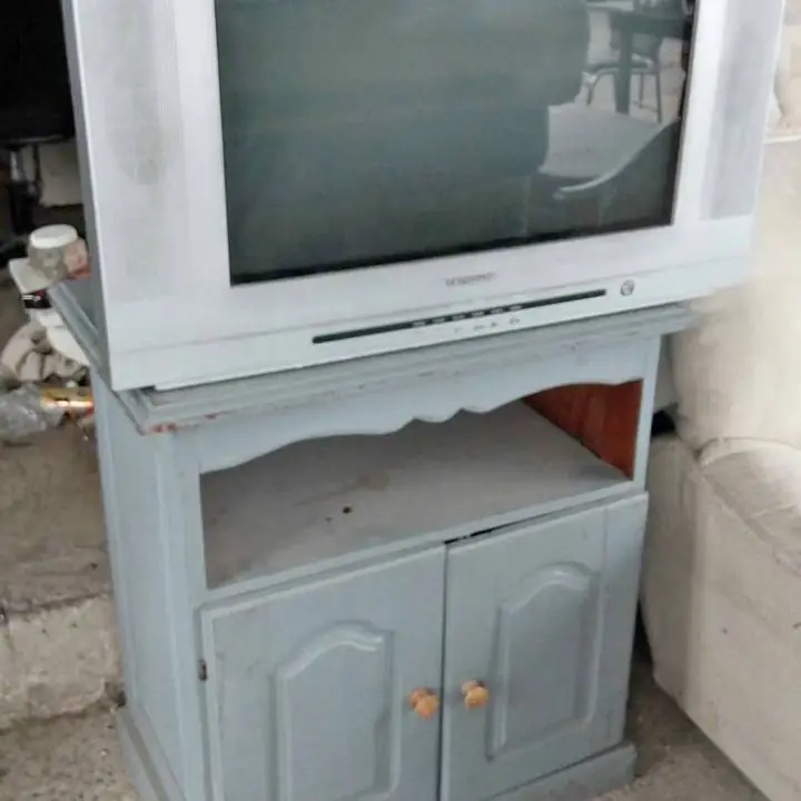 TV 29 pulgadas funciona bien más mesa de audio de algarrobo