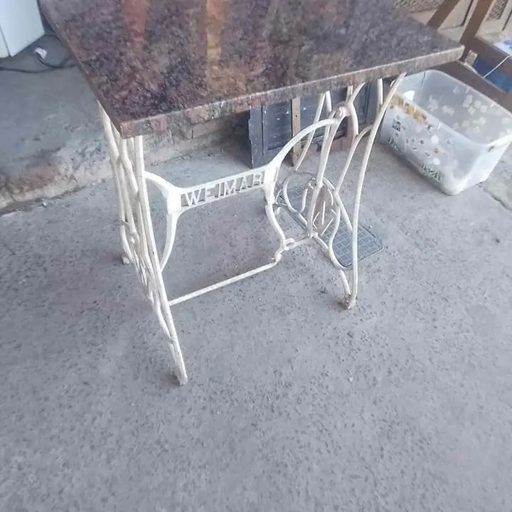 Mesa de maquina antigua con mármol