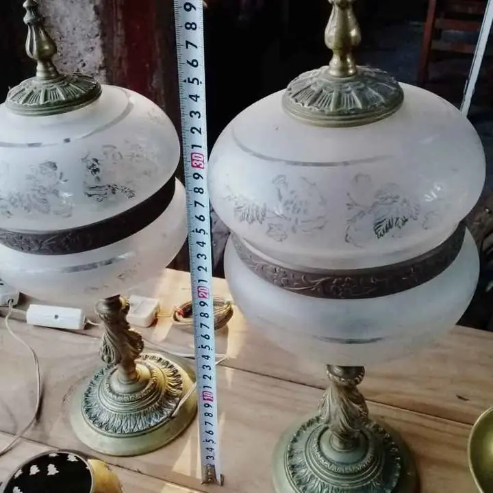 Juego de 2 veladores estilo colonial excelente estado