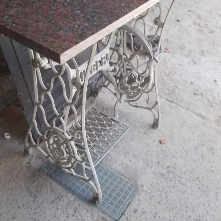 Mesa mármol con pie de máquina antigua