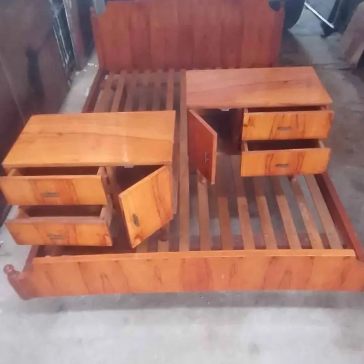 Juego de dormitorio laqueado cuenta con cama de 2 plazas y sus 2 mesas de luz