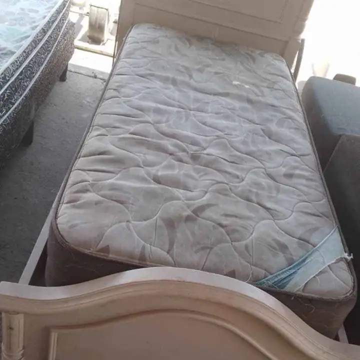 Cama laqueada plaza y media con colchón