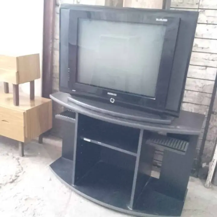 Combo TV 29 pulgadas pantalla slim funcionando perfectamente más mesa de TV