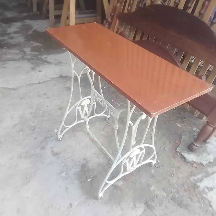 Mesita de máquina antigua