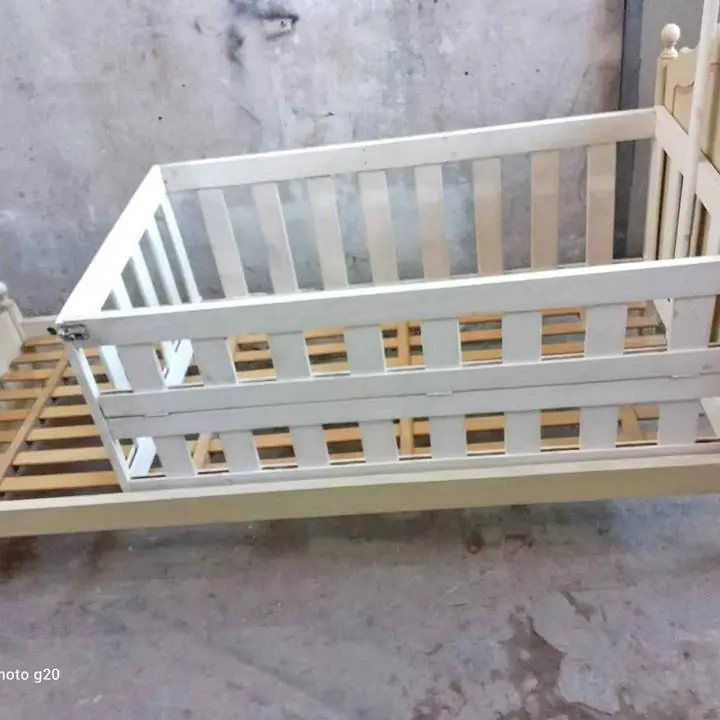 Cama laqueada muy buena con barandas tipo funcional todo excelente estado