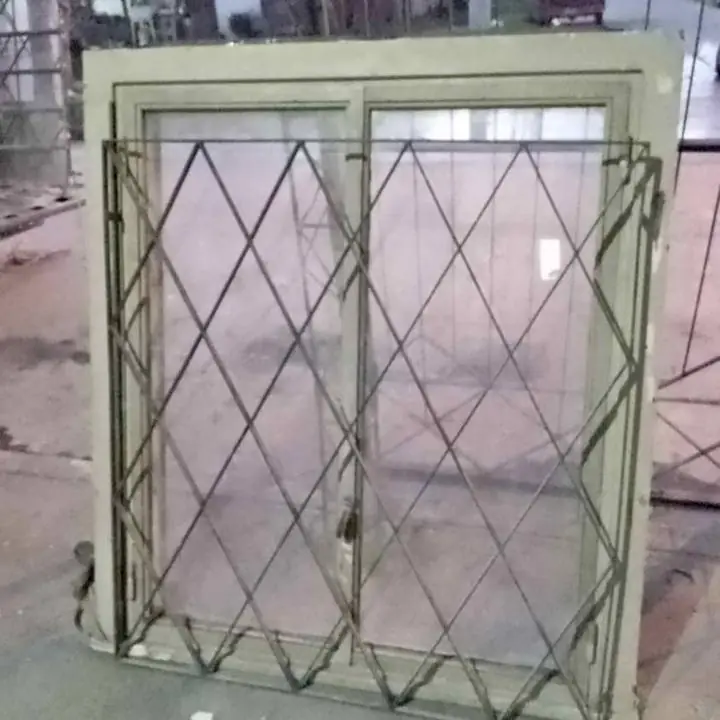 Ventana con reja de hierro 1.10 por 130 vidrios sanos